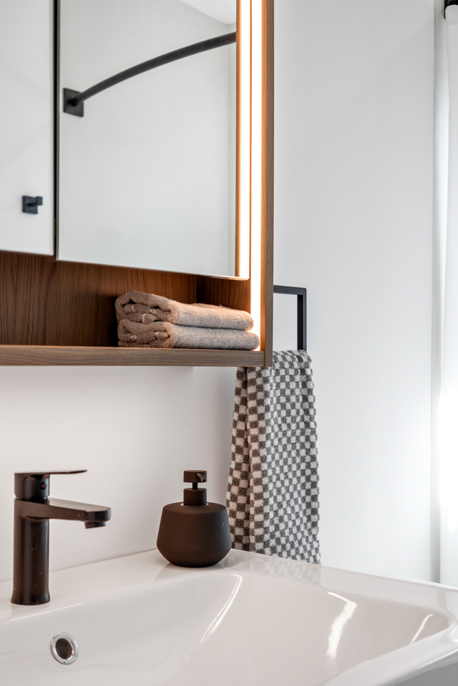 Modern prefab home Vancouver Island — bathroom 1
