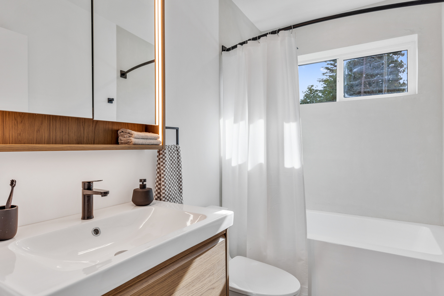 Modern prefab home Vancouver Island — bathroom 3