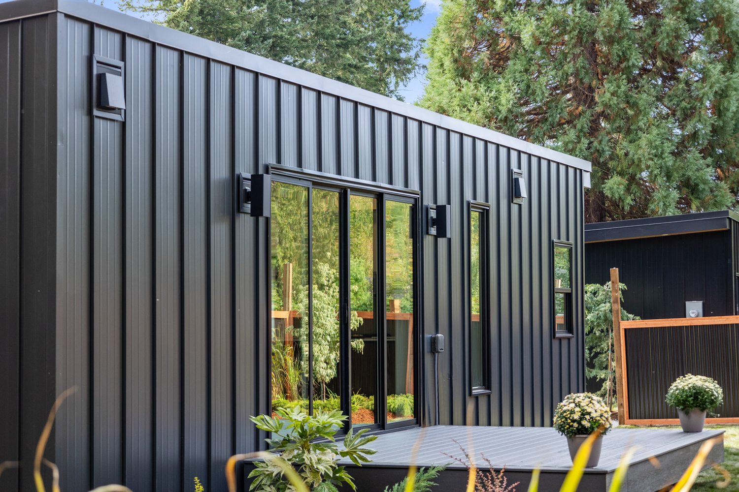 Modern prefab home Vancouver Island — exterior view 9